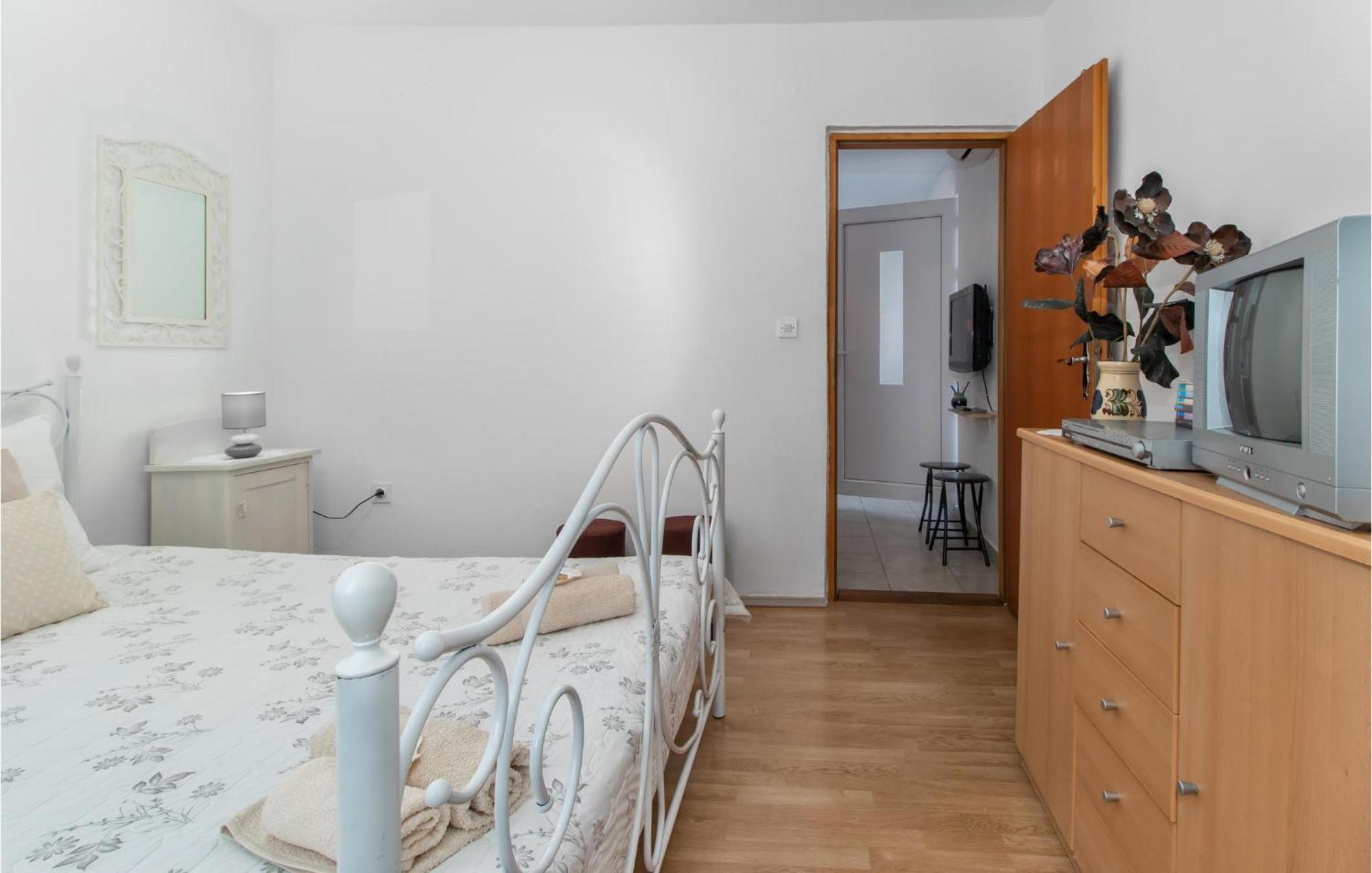 Nice Apartment In Smrika With Kitchen Kültér fotó