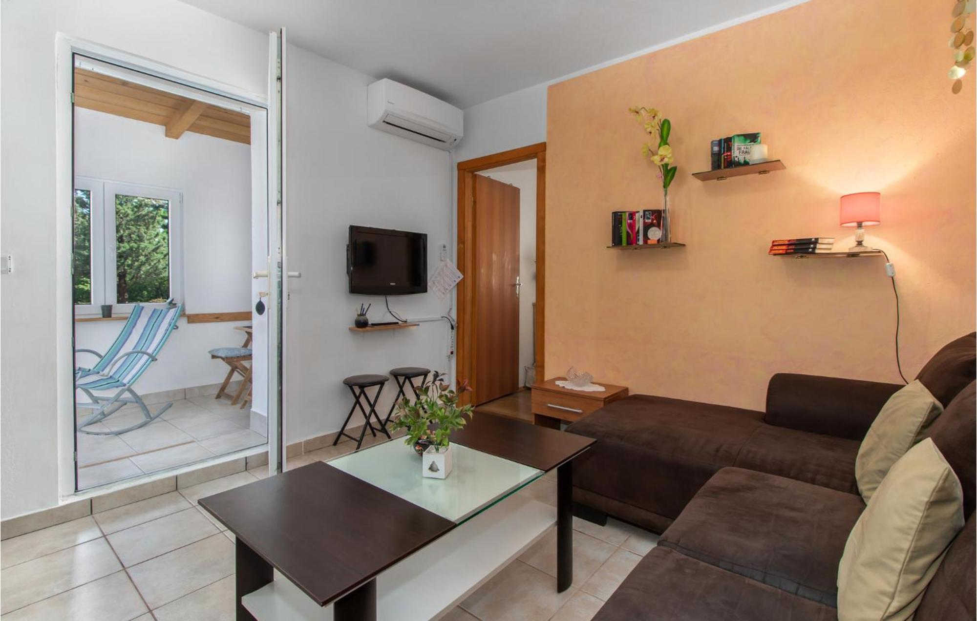 Nice Apartment In Smrika With Kitchen Kültér fotó