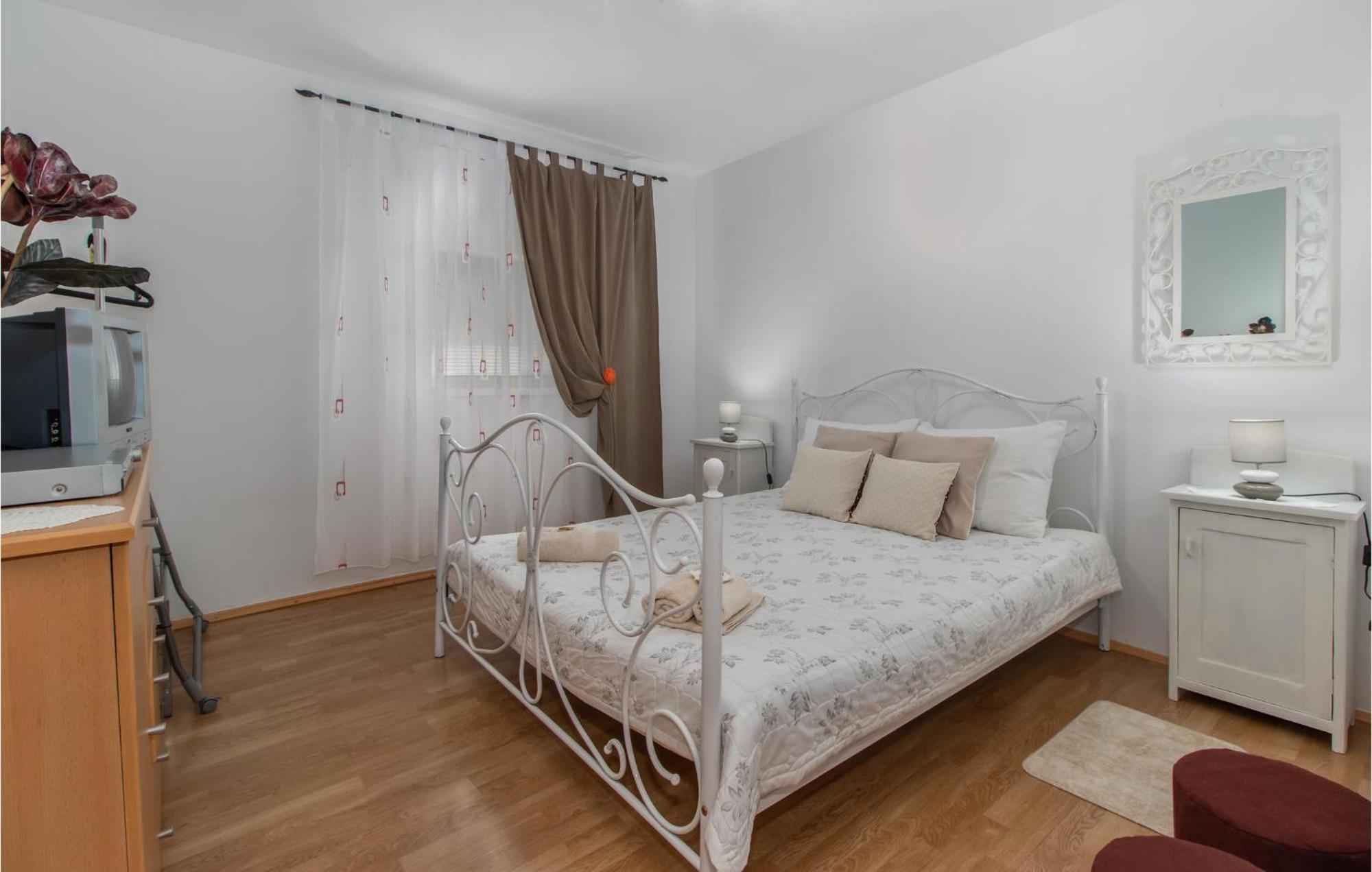 Nice Apartment In Smrika With Kitchen Kültér fotó